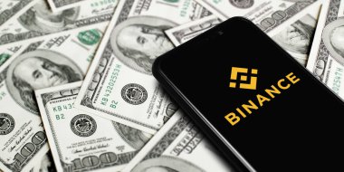 Binance logosu olan akıllı bir telefon. Binance bir kripto para değişimi. Moskova, Rusya - 1 Kasım 2022.