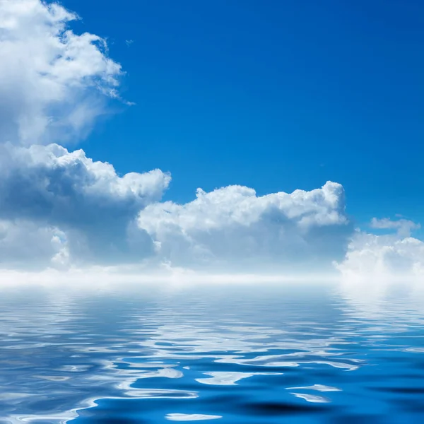 Яркое Голубое Небо Ясными Белыми Облаками Океан Отражением Неба Летний — стоковое фото