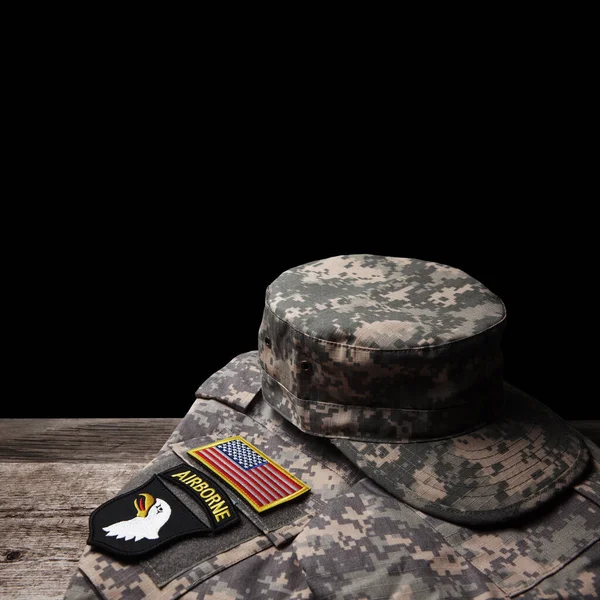 Amerikaanse Militaire Uniform Met Insignes Oude Houten Tafel Zwarte Achtergrond — Stockfoto