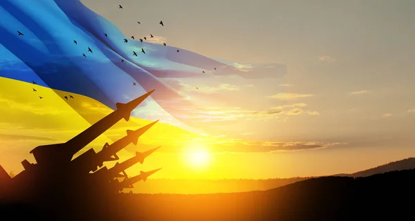 Rakéták Égre Irányulnak Naplementekor Ukrán Zászlóval Atombomba Vegyi Fegyverek Rakétavédelem — Stock Fotó