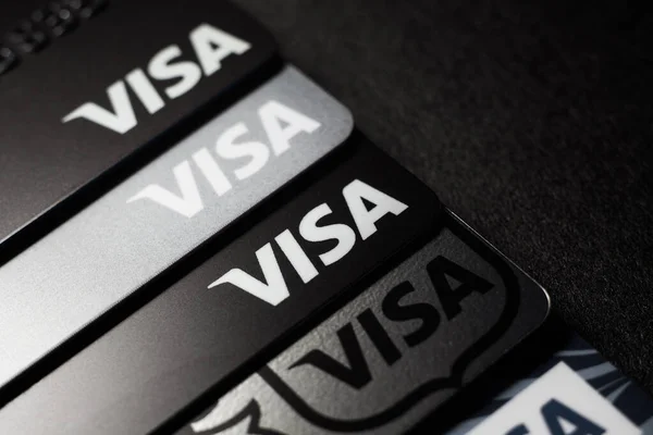 Primer Plano Las Tarjetas Crédito Visa Colocadas Sobre Fondo Oscuro — Foto de Stock