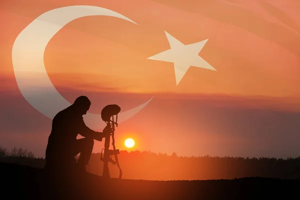 Силуэт Солдата Преклоняющего Голову Перед Восходом Закатом Солнца Флагом Турции — стоковое фото