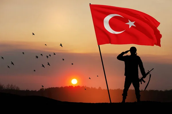 日の出や日没に対してトルコの旗を持つ兵士のシルエット 戦争の危機と国家間の紛争の概念 トルコ軍の日 勝利の日の挨拶カード — ストック写真