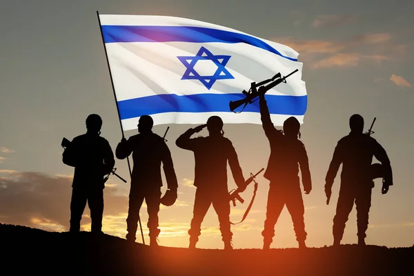 Siluetas Soldados Con Bandera Israel Contra Amanecer Desierto Concepto Fuerzas — Foto de Stock