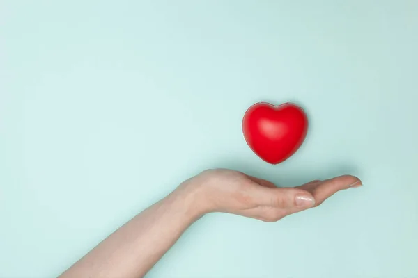 Здоровье Медицина Благотворительность Крупным Планом Женские Руки Маленьким Красным Сердцем — стоковое фото