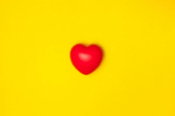 コピースペース 隔離された黄色の背景に赤いハートの枕のトップビューまたはフラットレイアウト バレンタインデーのコンセプト — ストック写真