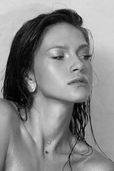 아름다운 여성의 얼굴의 클로즈업 깨끗하고 피부를 피부에는 방울이 떨어진다 — 스톡 사진