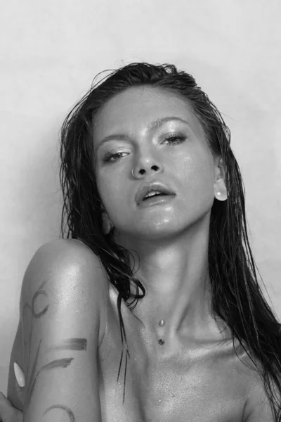 美しい女性の純度の顔のクローズアップ肖像画 濡れたきれいな光沢のある肌のモデル 皮膚に小さな滴 白黒写真 — ストック写真