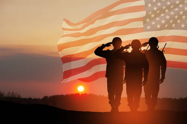 Amerikai Hadsereg Katonái Tisztelegnek Naplemente Vagy Napfelkelte Usa Zászlaja Előtt — Stock Fotó