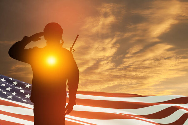 Солдат армии США, приветствующий с государственным флагом на фоне заката или восхода солнца. Открытки ко Дню ветеранов, Дню памяти, Дню независимости. Америка празднует. 3D-рендеринг.