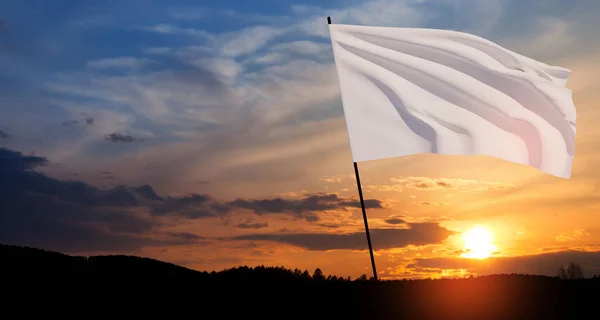 白旗在风中飘扬 旗杆迎着夕阳西下的天空飘扬着云彩 白旗是投降的象征 — 图库照片