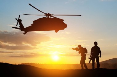 Gün batımının arka planında helikopter ve asker siluetleri. Gaziler Günü için tebrik kartı, Anma Günü, Hava Kuvvetleri Günü. ABD kutlaması.