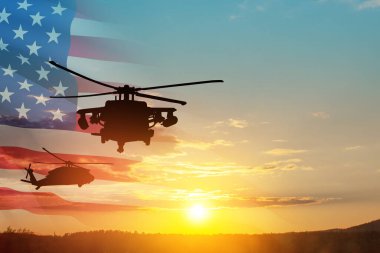 Gün batımının arka planında, şeffaf bir Amerikan bayrağı taşıyan helikopter siluetleri. Gaziler Günü için tebrik kartı, Anma Günü, Hava Kuvvetleri Günü. ABD kutlaması.
