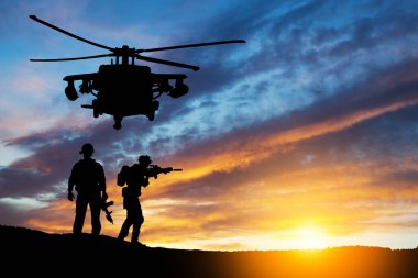 Gün batımının arka planında helikopter ve asker siluetleri. Gaziler Günü için tebrik kartı, Anma Günü, Hava Kuvvetleri Günü. ABD kutlaması.