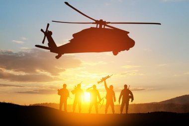 Gün batımının arka planında helikopter ve asker siluetleri. Gaziler Günü için tebrik kartı, Anma Günü, Hava Kuvvetleri Günü. ABD kutlaması.