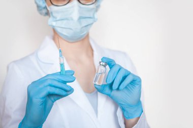 Doktor, hemşire, bilim adamı ellerinde grip, kızamık, koronavirüs, covid-19 aşı hastalığı çocuk, bebek, yetişkin, erkek ve kadın aşı aşısı aşısı, ilaç ve uyuşturucu konsepti bulunan mavi eldivenler tutuyorlar..