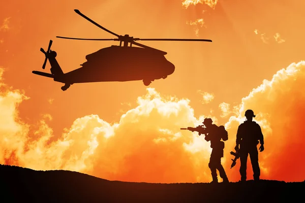 Siluetas Helicóptero Soldados Fondo Puesta Del Sol Tarjeta Felicitación Para — Foto de Stock