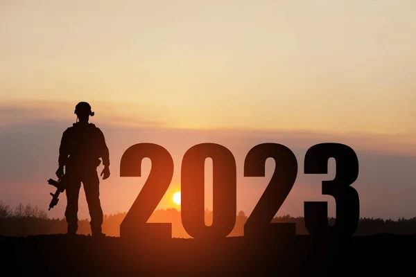 Силуэт Солдата 2023 Против Восхода Захода Солнца Вооруженные Силы Концепция — стоковое фото
