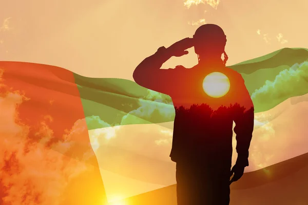 Katona Sziluettjének Kettős Expozíciója Naplemente Vagy Napfelkelte Eae Zászló Ellen — Stock Fotó