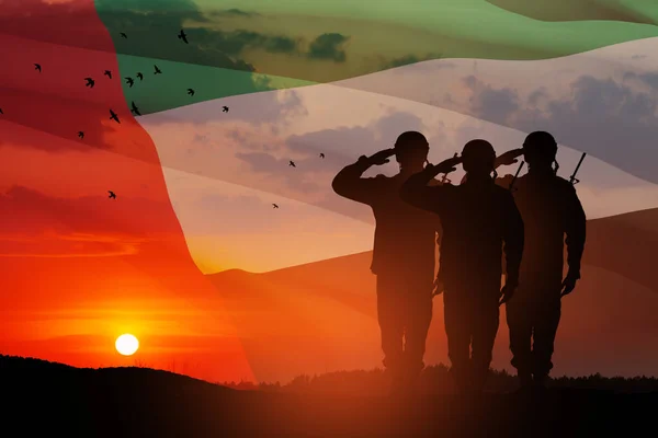 Katonák Sziluettjei Tisztelegnek Eae Zászló Hátterében Naplementében Vagy Napfelkeltekor Nemzeti — Stock Fotó