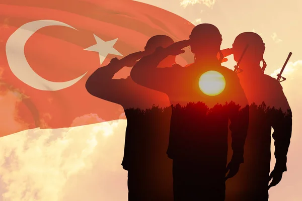 Bir Askerin Siluetinin Gün Batımının Türkiye Bayrağının Karşısında Güneşin Doğuşunun — Stok fotoğraf