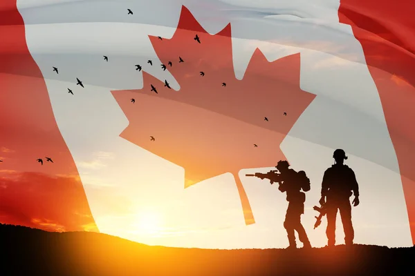 Soldados Del Ejército Canadá Fondo Atardecer Amanecer Bandera Canadá Tarjeta — Foto de Stock
