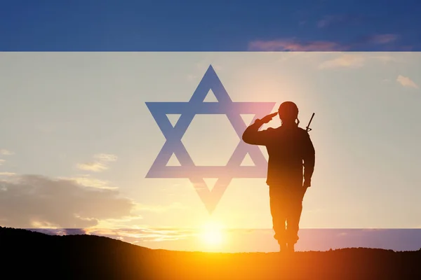 Sylwetka Żołnierzy Salutujących Przed Wschodem Słońca Pustyni Flagą Izraela Koncepcja — Zdjęcie stockowe