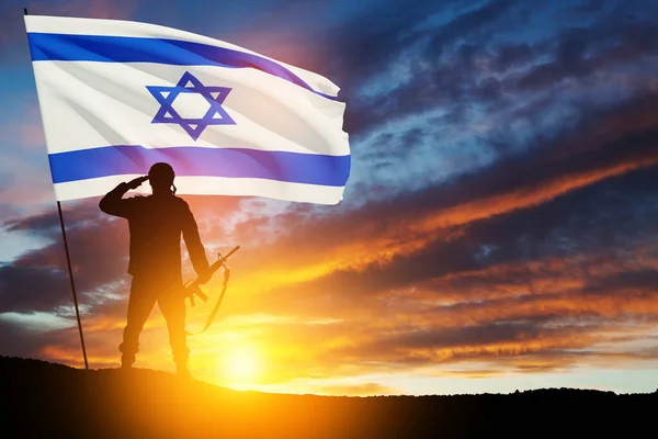 Silhueta Soldado Saudando Com Bandeira Israel Contra Nascer Sol Deserto — Fotografia de Stock