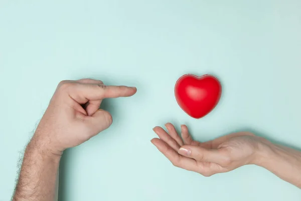 Mãos Mulher Segurando Coração Vermelho Mão Homem Apontando Para Coração — Fotografia de Stock