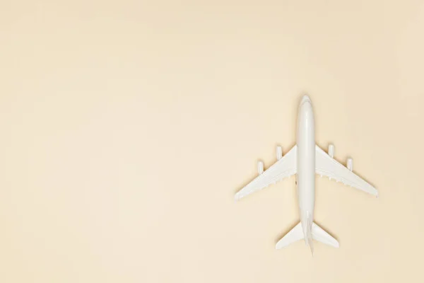 Μοντέλο Αεροπλάνου Λευκό Αεροπλάνο Ανοιχτό Καφέ Φόντο Ταξιδιωτικές Διακοπές Θερινό — Φωτογραφία Αρχείου