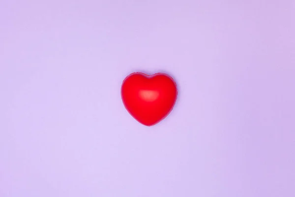 Vista Superior Plano Almohada Corazón Rojo Sobre Fondo Púrpura Con —  Fotos de Stock