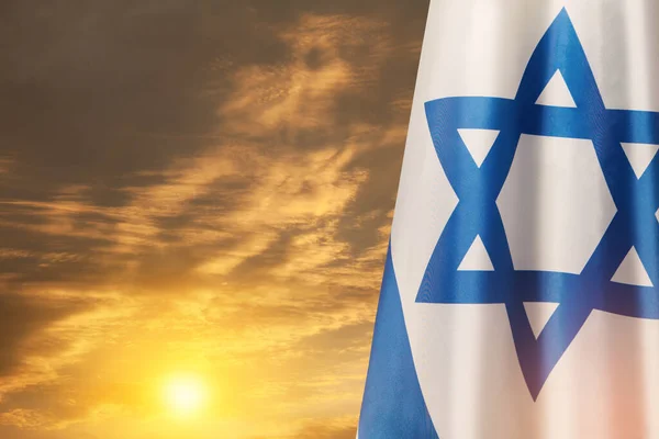 日没の曇りの空を背景にダビデの星とイスラエルの旗 国家のシンボルを持つイスラエルについての愛国的な概念 テキストのための場所とバナー — ストック写真