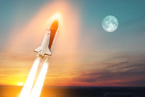 Spaceship Lift Space Shuttle Smoke Blast Takes Space Background Sunset — Stock fotografie