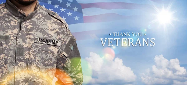 青い空を背景にアメリカ兵がアメリカ国旗とテキストで制服を着ている 記念日又は退役軍人の日の概念 — ストック写真