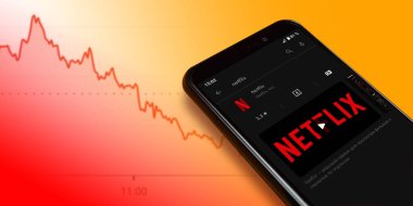 Netflix logosu akıllı telefon ekranında ve düşen hisse senedi fiyatlarının grafiği. Video izlemek için Netflix yayın servisi. Turuncu arka planda akıllı telefon. Moskova, Rusya - 21 Nisan 2022.