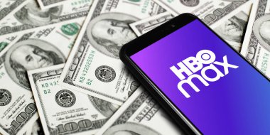 Akıllı telefon ekranındaki Hbo Max logosu dolarların arka planında. HBO Max, Warner Bros. tarafından işletilen bir Amerikan abonelik video servisidir. Keşif. Moskova, Rusya - 1 Kasım 2022.