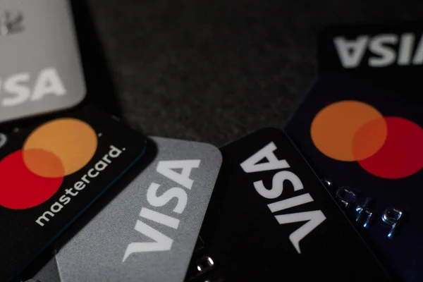 Großaufnahme Von Visa Kreditkarten Und Mastercard Kreditkarten Auf Dunklem Hintergrund — Stockfoto
