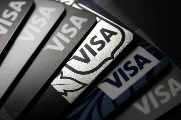 Primer Plano Las Tarjetas Crédito Visa Colocadas Sobre Fondo Oscuro — Foto de Stock
