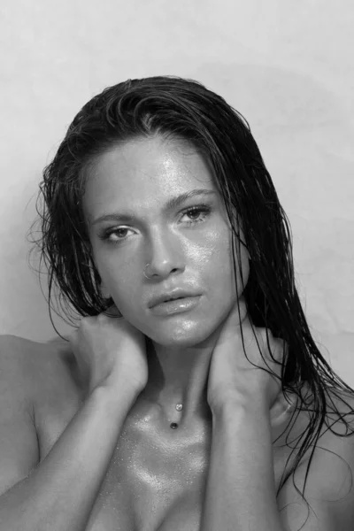 Retrato Cerca Hermosa Cara Pureza Mujer Modelo Con Piel Húmeda —  Fotos de Stock