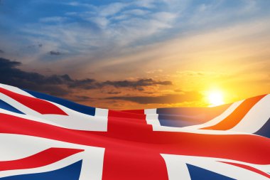 Günbatımı arka planında Birleşik Krallık bayrakları. Mesajınız için arka planda yer alın. 3d oluşturma.
