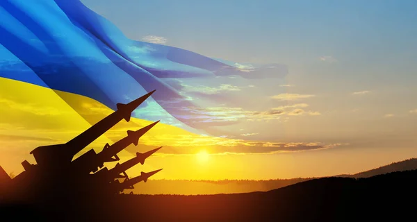 Die Raketen Zielen Bei Sonnenuntergang Mit Ukrainischer Flagge Den Himmel — Stockfoto