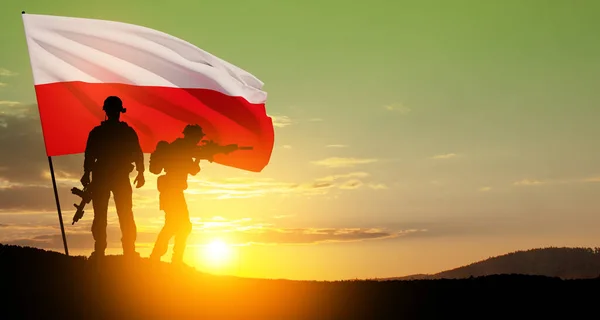 Siluety Vojáků Národní Vlajkou Pozadí Západu Slunce Polské Ozbrojené Síly — Stock fotografie