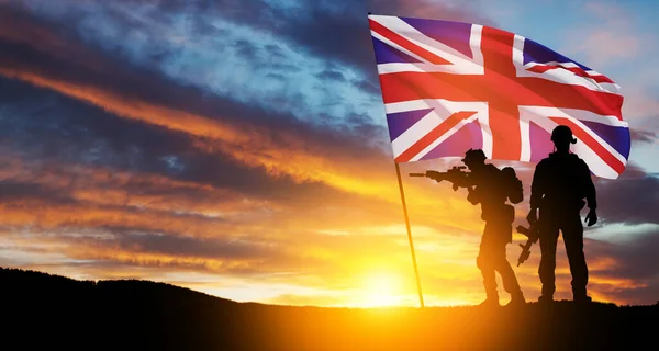 Siluetas Soldados Con Bandera Del Reino Unido Fondo Puesta Del — Foto de Stock