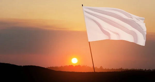 Белый Флаг Размахивающий Ветру Флагштоке Против Закатного Неба Облаками Белый — стоковое фото