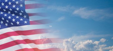 Amerika Birleşik Devletleri bayrağı mavi gökyüzü arka planında. Bağımsızlık Günü, Anma Günü, Gaziler Günü. Pankart.