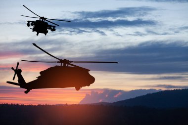 Gün batımının arka planında helikopter siluetleri. Gaziler Günü için tebrik kartı, Anma Günü, Hava Kuvvetleri Günü. ABD kutlaması.