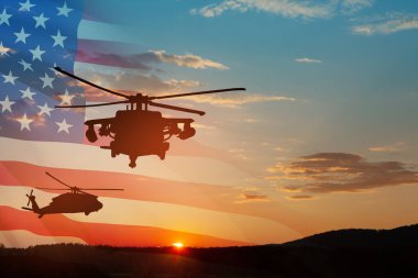 Gün batımının arka planında, şeffaf bir Amerikan bayrağı taşıyan helikopter siluetleri. Gaziler Günü için tebrik kartı, Anma Günü, Hava Kuvvetleri Günü. ABD kutlaması.