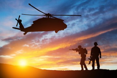 Gün batımının arka planında helikopter ve asker siluetleri. Gaziler Günü için tebrik kartı, Anma Günü, Hava Kuvvetleri Günü. ABD kutlaması.