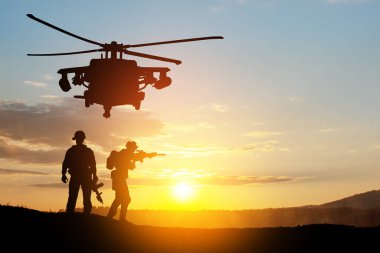 Gün batımının arka planında helikopter ve asker siluetleri. Gaziler Günü için tebrik kartı, Anma Günü, Hava Kuvvetleri Günü. ABD kutlaması.