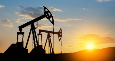 Savaşın yol açtığı petrol fiyatlarındaki değişim. Petrol fiyatları konsepti. Çöl petrol sahasında petrol sondaj rayları. Yerden ham petrol üretimi. Petrol üretimi.